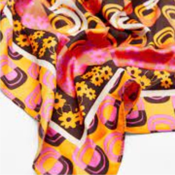 ZARA WOMAN PRINTED HANDKERCHIEF SATIN SCARF NEW WITH TAGS - Picture 11 of 12